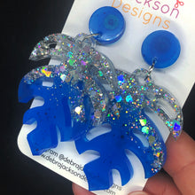Load image into Gallery viewer, Blue and silver monstera earring