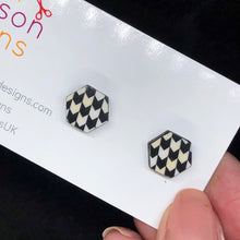 Load image into Gallery viewer, Dogstooth stud earrings